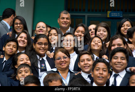 Präsident Rafael Correa Ecuador posiert mit Studenten in seiner Kindheit Schule in Guayaquil während der Dreharbeiten von Ecuador: The Royal Tour. Stockfoto