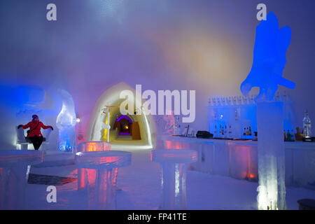 Eisbar im Schneemann World Iglu Hotel in Rovaniemi in Lappland Finnland. Die fröhlichsten Ort am Polarkreis. Eine spektakuläre sno Stockfoto