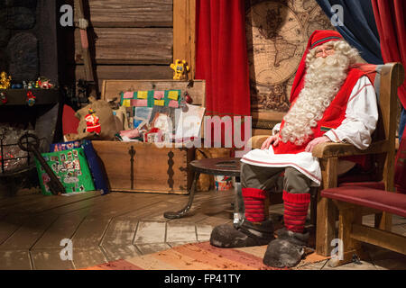 Santa Claus Porträt im Weihnachtsmann-Büro in der Arktis Kreis, Rovaniemi, Finnland. Arctic Circle: Der nördliche Polarkreis schneidet rechts Stockfoto
