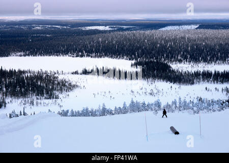 Salla-Skigebiet. Tief fiel in der Wildnis der schwer beladenen Schnee Nadelbäume und zerklüftete Hochland, in der Mitte nowhe Stockfoto