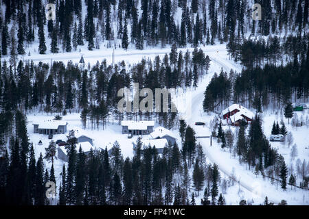 Hotels in der Nähe des Skigebiets Salla. Tief in der Wildnis von stark Schnee beladene Nadelbäume und robuste fiel Hochland, in der Stockfoto