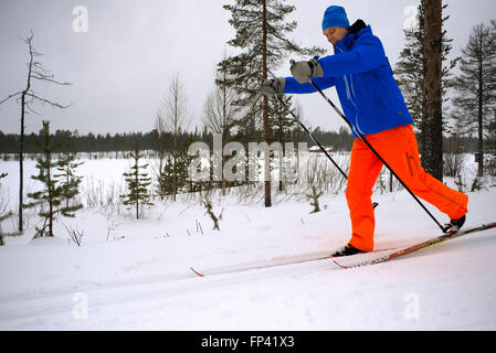 Salla-Skigebiet. Cross-Country Himmel. Tief fiel in der Wildnis der schwer beladenen Schnee Nadelbäume und zerklüftete Hochland, in Stockfoto