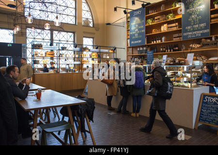 Geschichte Restaurant In Kauppahalli (Markthalle), Helsinki, Finnland. Cafe-Restaurant Story ist das Juwel der alten Markthalle in Stockfoto