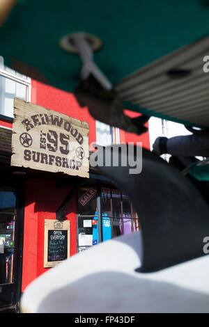 Surfbrett, Neoprenanzug Verleih Shop "Redwood" auf Croyde, Küste von North Devon, UK. Stockfoto