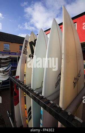 Surfbrett, Neoprenanzug Verleih Shop "Redwood" auf Croyde, Küste von North Devon, UK. Stockfoto