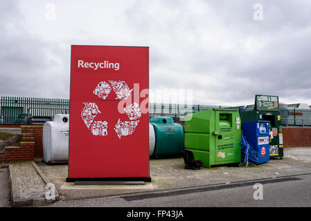 Kleidung und Schuhe Bank recycling-Container auf dem Parkplatz von Tesco-Supermarkt in Blackpool, Lancashire Stockfoto