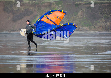 Kite-Surfer auf Saunton Sands Strand, Küste von North Devon, UK. Stockfoto