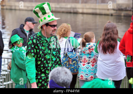 Menschen am Riverwalk entlang des Chicago River in Erwartung des Flusses gefärbt sein Grün für den St. Patrick's Day Holiday. Chicago, Illinois, USA. Stockfoto