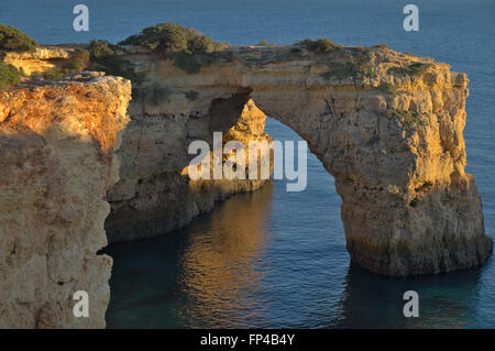 Cliff arch im albandeira Strand bei Sonnenuntergang. Lagoa, Algarve, Portugal Stockfoto