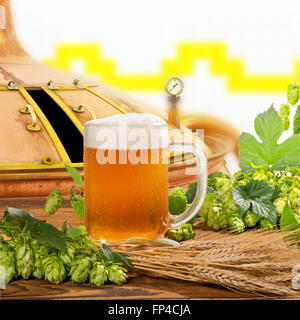 Glas Bier mit Hopfen und Gerste in der Brauerei Stockfoto