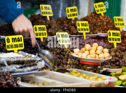 Nahaufnahme von getrocknet und versüßen Sie tropische Früchte zum Verkauf in Hanoi, Vietnam Stockfoto