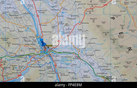 Straßenkarte von Cumbria, England, die Straßen und Gebiet um Penrith und mit einer Karte-Pin unter Angabe der Marktgemeinde selbst zeigen. Stockfoto