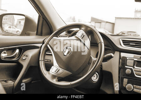 Ein Fragment der Innenraum des Wagens gegenüber dem Fahrersitz: Lenkrad, Tacho, Kontrollen. Stockfoto
