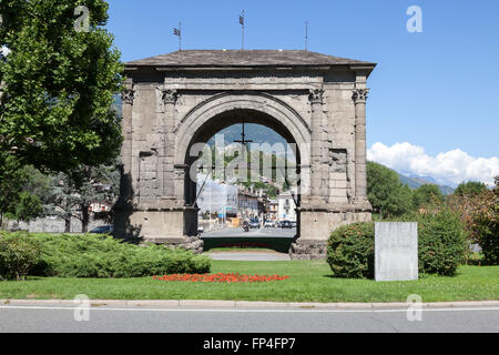 Der Augustusbogen ist ein Denkmal in der Stadt Aosta, Norditalien. Sie wurde 25 v. Chr. anlässlich des römischen Sieges über die Salassi errichtet. Stockfoto