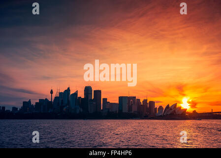 Sydney City Skyline Silhouette bei Sonnenuntergang, NSW, Australien. Crossentwicklung und Farbe-toning angewendete Effekte Stockfoto
