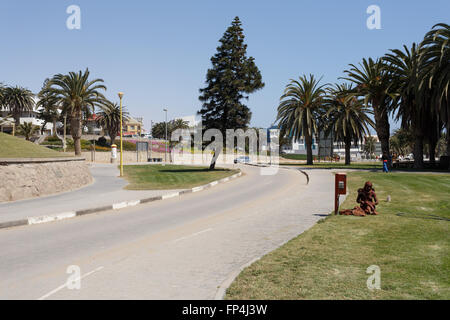 SWAKOPMUND, NAMIBIA - 8. Oktober 2014: Straße im namibischen Stadt Swakopmund. Stadt wurde im Jahre 1892 von Kapitän Curt von Francois gegründet. Stockfoto