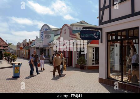 SWAKOPMUND, NAMIBIA - 8. Oktober 2014: Straße im namibischen Stadt Swakopmund. Stadt wurde im Jahre 1892 von Kapitän Curt von Francois gegründet. Stockfoto