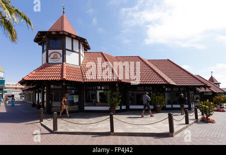 SWAKOPMUND, NAMIBIA - 8. Oktober 2014: Straße im namibischen Stadt Swakopmund. Stadt wurde im Jahre 1892 von Kapitän Curt von Francois gegründet. Stockfoto