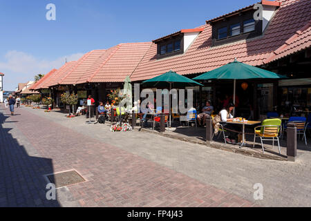 SWAKOPMUND, NAMIBIA - 8. Oktober 2014: Straße im namibischen Stadt Swakopmund. Stadt wurde im Jahre 1892 von Kapitän Curt von Francois gegründet. Stockfoto