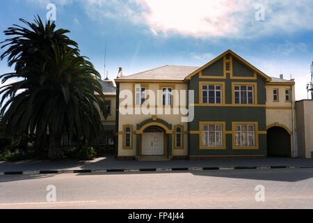 SWAKOPMUND, NAMIBIA - 8. Oktober 2014: Schöne deutsche Kolonialarchitektur auf Stret von Swakopmund. Stadt wurde 1892 gegründet, Stockfoto