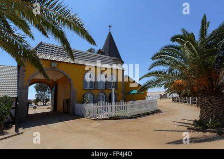 SWAKOPMUND, NAMIBIA - 8. Oktober 2014: Schöne deutsche Kolonialarchitektur auf Stret von Swakopmund. Stadt wurde 1892 gegründet, Stockfoto