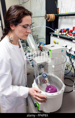 Experimentieren Sie im Labor, Heinrich-Heine-Universität Düsseldorf, Deutschland Stockfoto