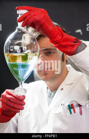 Student in einem Labor während eines Experiments, Heinrich-Heine-Universität Düsseldorf, Deutschland Stockfoto