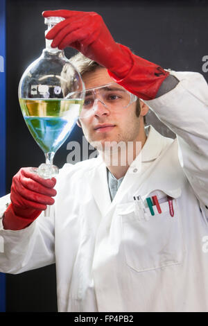 Student in einem Labor während eines Experiments, Heinrich-Heine-Universität Düsseldorf, Deutschland Stockfoto