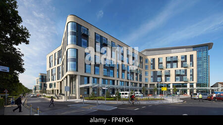 Gesamte Höhe von der Straße in Richtung Haupteingang und Ankunft. Southmead Hospital, Bristol, Vereinigtes Königreich. Architekt: BDP, 20 Stockfoto