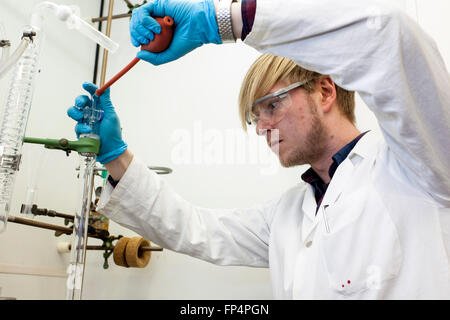 Experimentieren Sie im Labor, Heinrich-Heine-Universität Düsseldorf, Deutschland Stockfoto