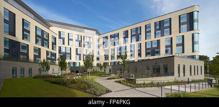 Hintere Höhe mit Landschaftsgarten und Rampe. Southmead Hospital, Bristol, Vereinigtes Königreich. Architekt: BDP, 2014. Stockfoto