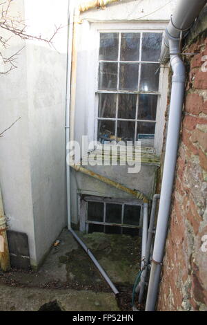 Alten viktorianischen Schiebefenster mit alten Dachrinnen und bröckelnden Wänden Stockfoto