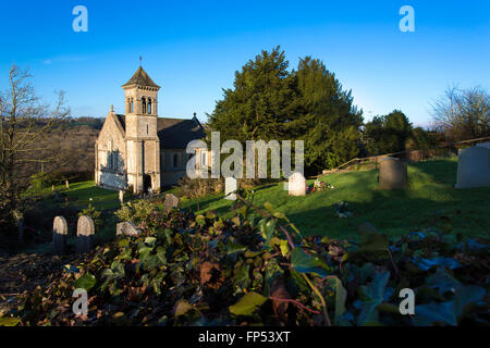 Lukas Kirche, Frampton Mansell, die Cotswolds, Gloucestershire, UK. Die helle Wintersonne thront auf der Hillsidein. Stockfoto