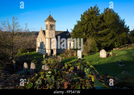 Lukas Kirche, Frampton Mansell, die Cotswolds, Gloucestershire, UK. Die helle Wintersonne thront auf der Hillsidein. Stockfoto