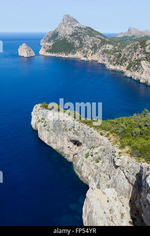 Toursits genießen Sie den Blick auf Cap de Formentor, Mallorca, Spanien. Die Klippen sind eine große Touristenattraktion und Aufstieg über 400 Meter in der Höhe. Stockfoto