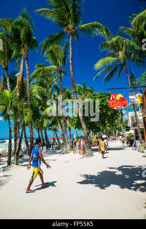 Touristen auf Station 2 Hauptstrand beschäftigt Shop Restaurant Straße in Boracay island Philippinen Stockfoto