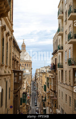 VALLETTA, MALTA - 30. Oktober 2015: Gesamtansicht des Stadtbildes von Valletta auf Malta Insel mit historischen Kalksteingebäude aus Stockfoto