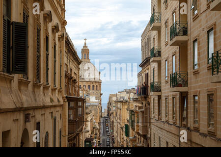 VALLETTA, MALTA - 30. Oktober 2015: Gesamtansicht des Stadtbildes von Valletta auf Malta Insel mit historischen Kalksteingebäude aus Stockfoto