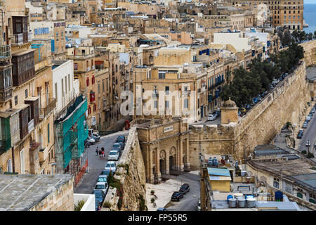 VALLETTA, MALTA - 30. Oktober 2015: Gesamtansicht des Stadtbildes von Valletta auf Malta Insel mit historischen Kalksteingebäude aus Stockfoto