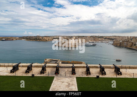 VALLETTA, MALTA - 30. Oktober 2015: Blick auf die Gärten des Lascaris War Rooms in Valletta, Malta, mit Meeresblick auf wolkigen blau Stockfoto