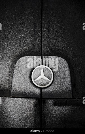 Mercedes Benz Logo auf der Rückseite des van im arktischen Norwegen. Stockfoto