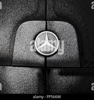 Mercedes Benz Logo auf der Rückseite des van im arktischen Norwegen. Stockfoto