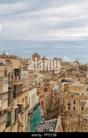 VALLETTA, MALTA - 30. Oktober 2015: Gesamtansicht des Stadtbildes von Valletta auf Malta Insel mit historischen Kalksteingebäude aus Stockfoto