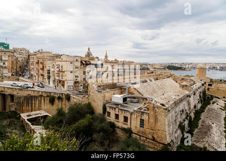 VALLETTA, MALTA - 30. Oktober 2015: Gesamtansicht des Stadtbildes von Valletta auf Malta Insel mit historischen Kalksteingebäude aus Stockfoto