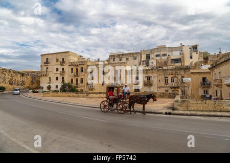 VALLETTA, MALTA - 30. Oktober 2015: Gesamtansicht des Stadtbildes von Valletta auf Malta Insel mit historischen Kalksteingebäude aus Stockfoto