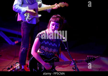 BARCELONA - 30 Mai: Angel Olsen (Folk und Indie-Rock-Sänger und Gitarrist in Missouri aufgewachsen) im Konzert. Stockfoto