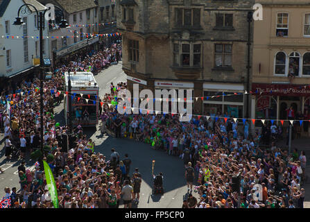 Die Londoner Fackellauf 2012 erreicht Cirencester in Gloucestershire auf seiner Tour durch Großbritannien vor den Sommerspielen heute 23. Mai 2012. Mark Chard (44), der Kleinhirnpalsay hat, trägt die Fackel in seinem Rollstuhl und ist ein paralympischer Schwimmer. © Stephen Shepherd - 07798 836147 - Keine Verwendung ohne vorherige Zustimmung. Stockfoto