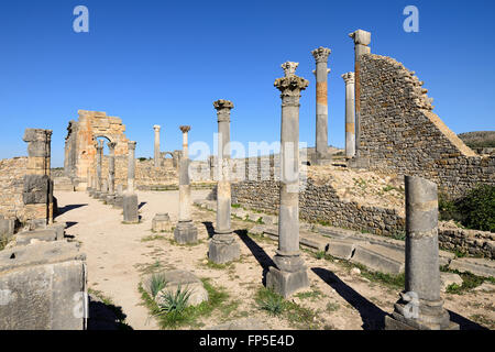 Umfangreichen Komplex der Ruinen der römischen Stadt Volubilis - der alten Hauptstadt Stadt Mauretanien im zentralen Teil von Marokko durch Stockfoto