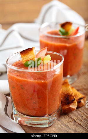 Kalte Tomatensuppe (Gazpacho) in Gläsern auf Holztisch. Stockfoto