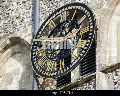 Reich verzierte Turmuhr an der Westwand der Kirche St Cross, Winchester, Teil von The Hospital of St Cross und Armenhaus der edlen Armut Stockfoto